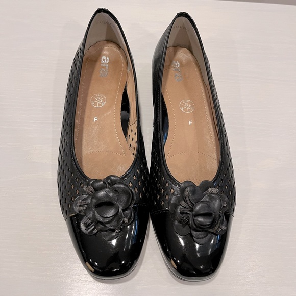 Vintage Floral-Detail Flats - Picture 1 of 8